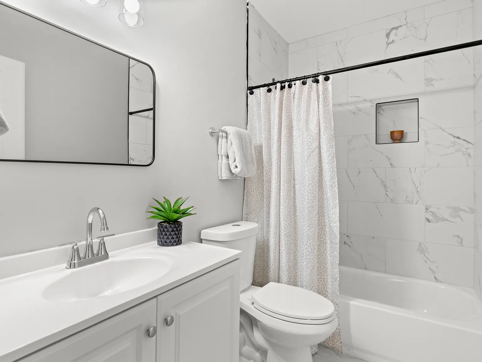 4 bed, 2.0 bath, 2000 sqft, $1,900 — Photo 3