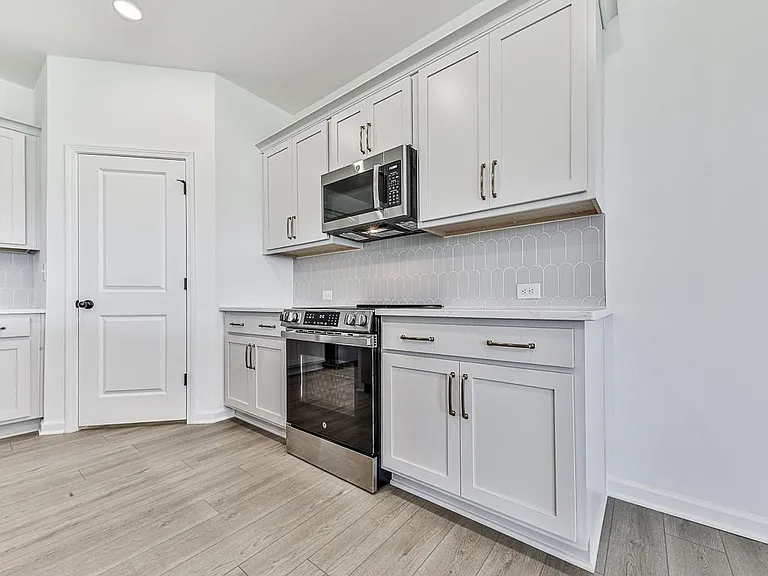 611 Elwick Ln — Photo 13
