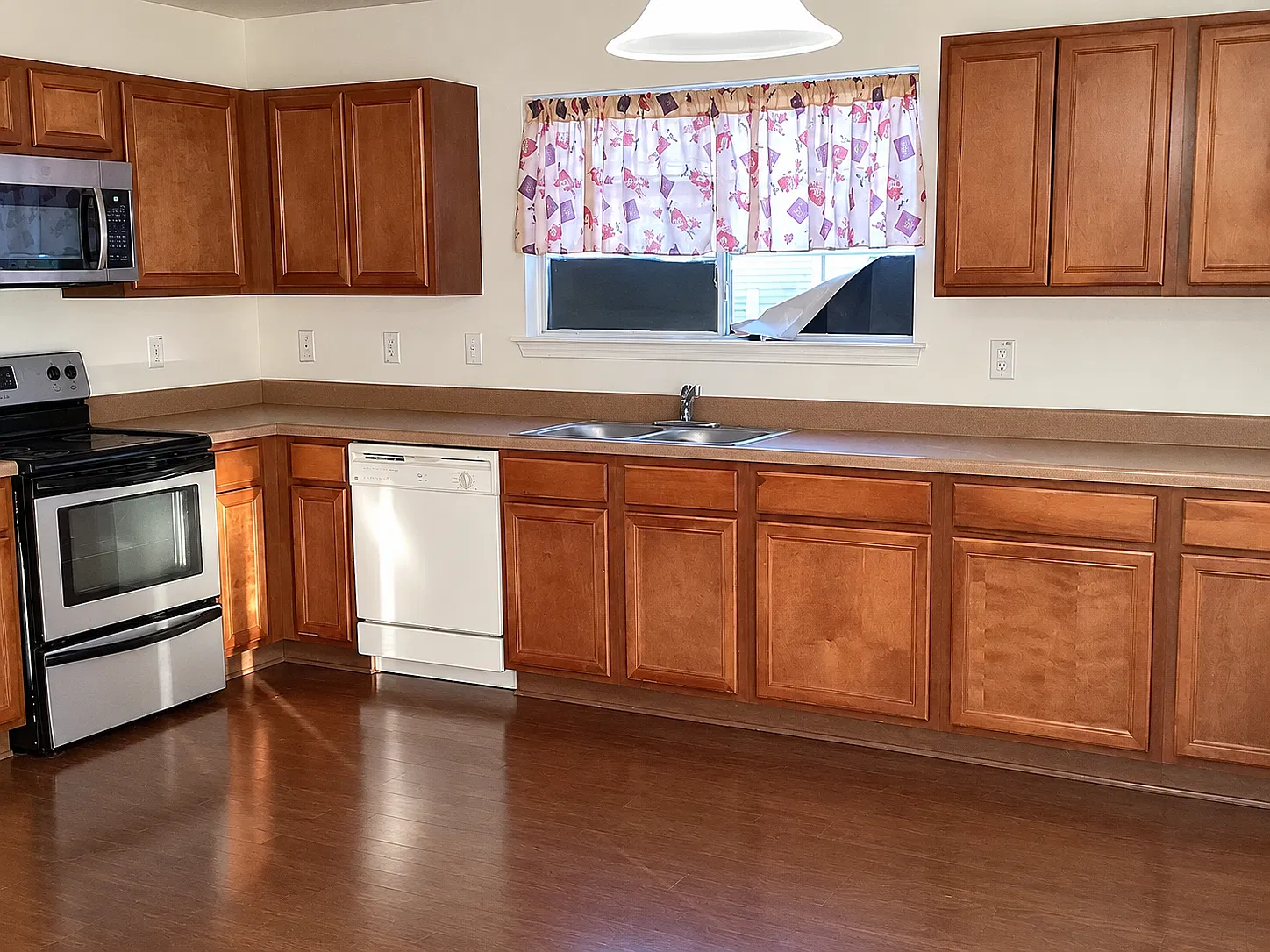 4 bed, 2.5 bath, 2508 sqft, $1,750 — Photo 4