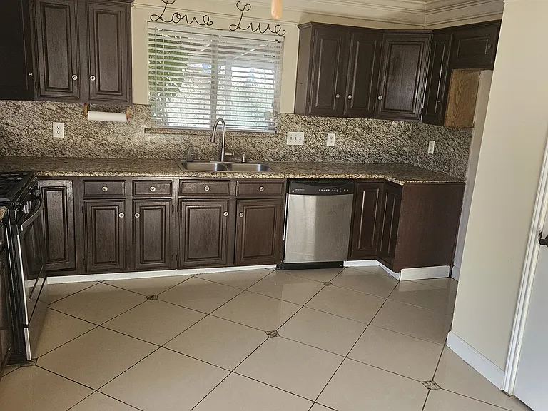 2423 Manorwood St — Photo 11