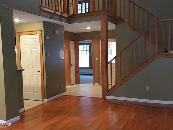 3rd image of 410 Hickory Dr