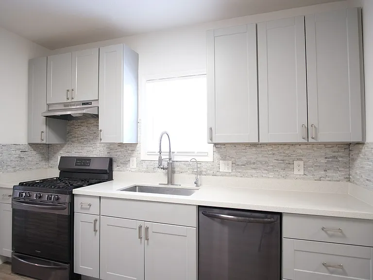 810 E Olive Ave — Photo 16