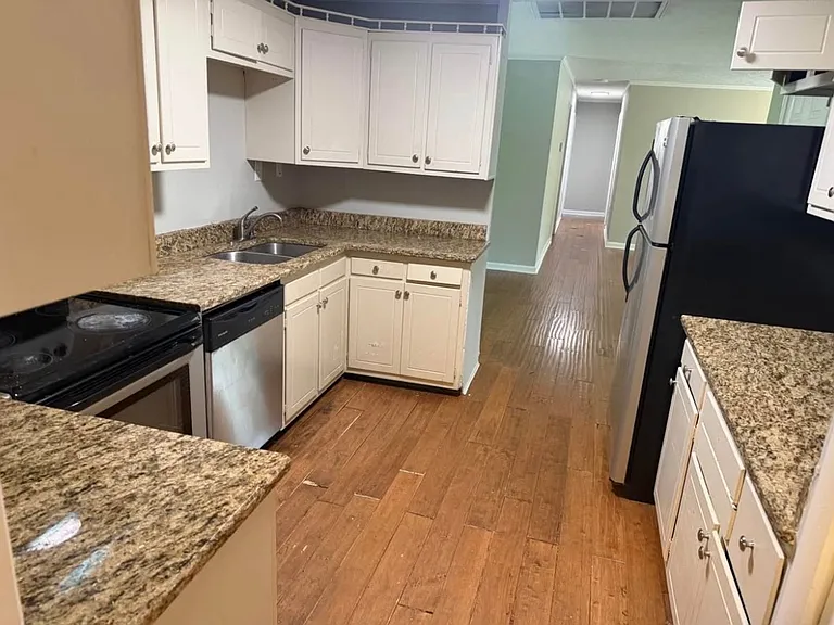 453 Dorchester Dr — Photo 5