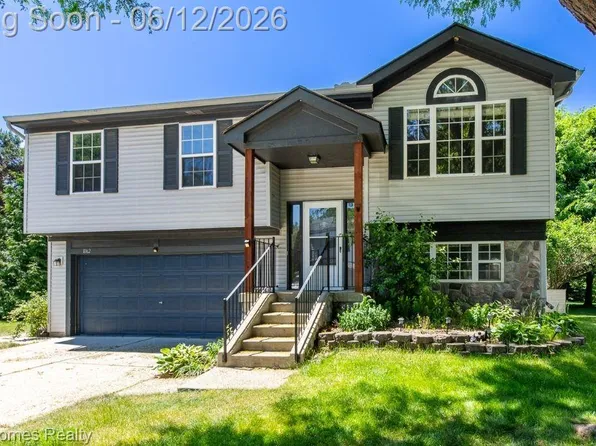 1062 Princeton Dr, Waterford, MI 48327