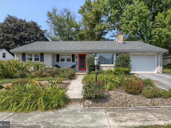35 Locust Ave, Hershey, PA 17033