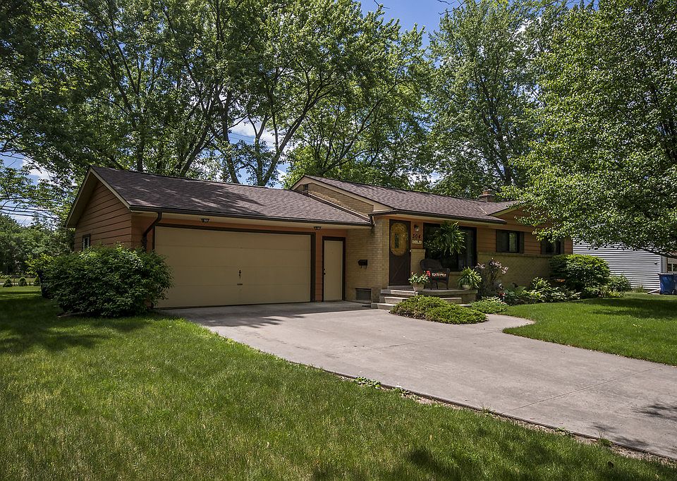 WARM WELCOME ON WILSON... This inviting and impeccably maintained 1,026 square foot home features th