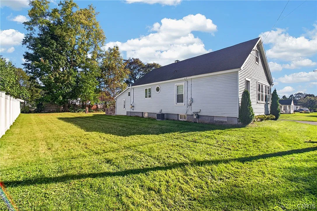 3 bed, 2.0 bath, 1041 sqft, $2,500 — Photo 3