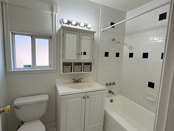 5th image of 815 W Avenue H7