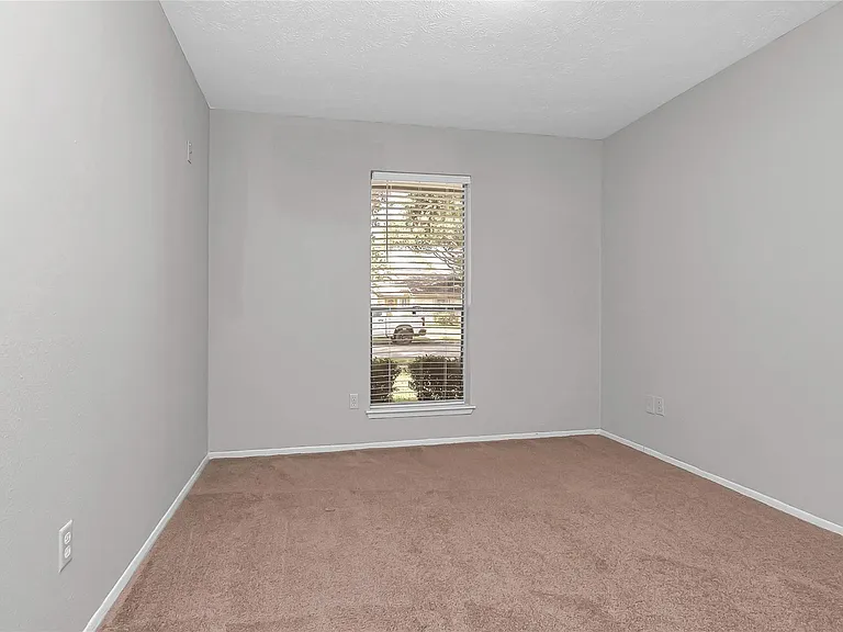 2710 Green Fields Dr — Photo 23