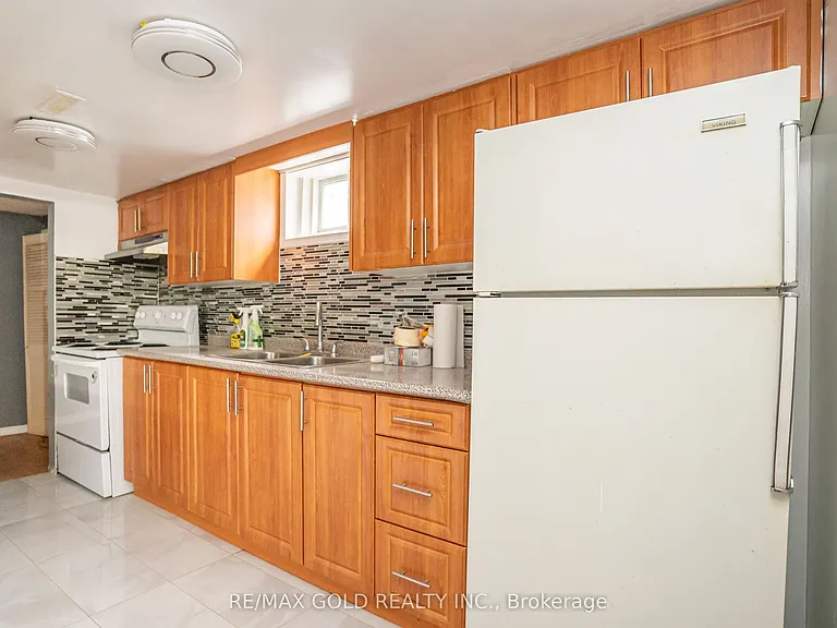 24 Bingham Rd — Photo 9