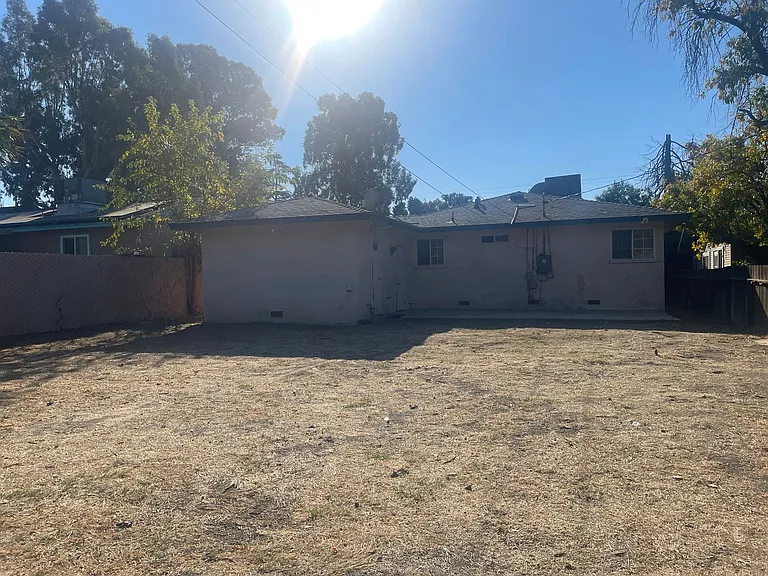 711 E Fountain Way — Photo 9