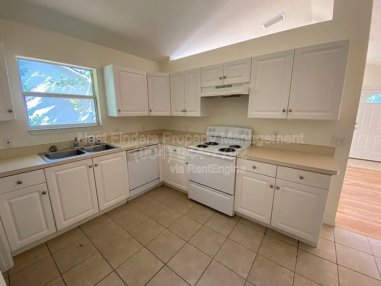 908 Helen St — Photo 6