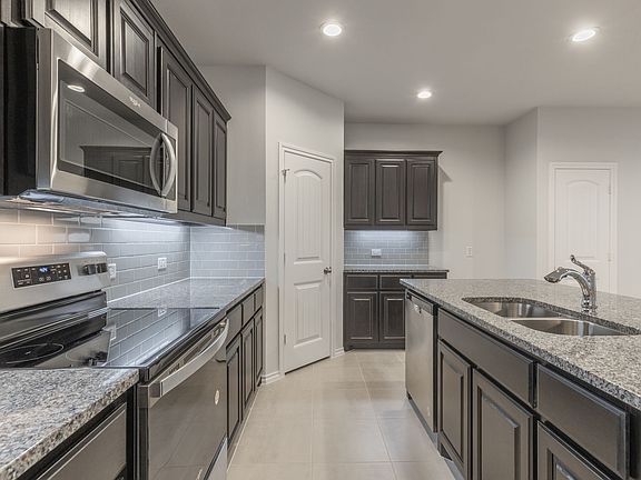 5th image of 3312 Dahlia Dr