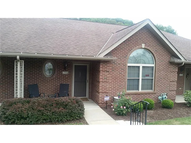 817 Village Dr photo 1