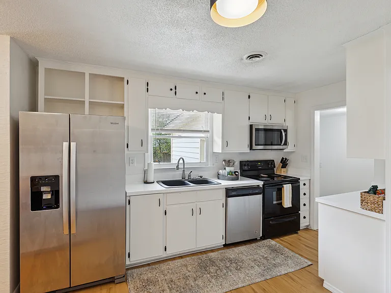 1104 Dickson Ave — Photo 8