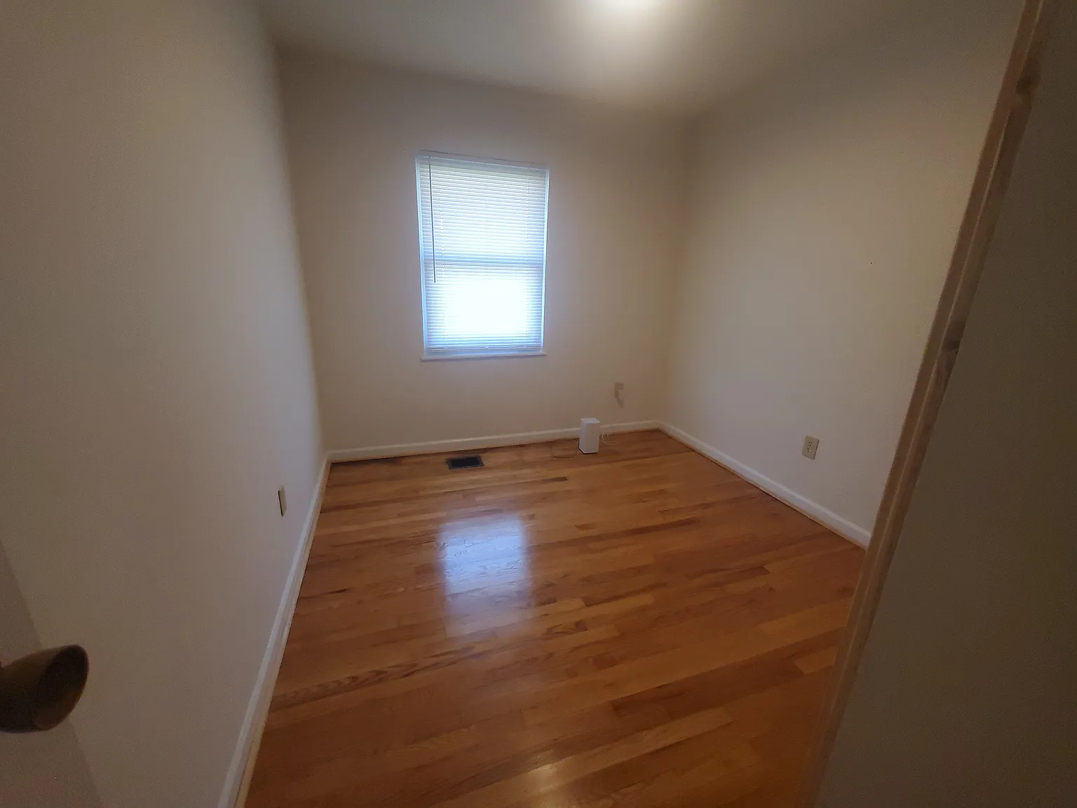 4 bed, 1.5 bath, 962 sqft, $2,500 — Photo 4
