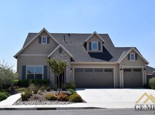 9425 Riviera Del Sol Dr, Bakersfield, CA 93314