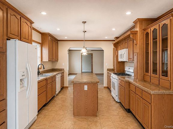3rd image of 18 forsythia Drive
