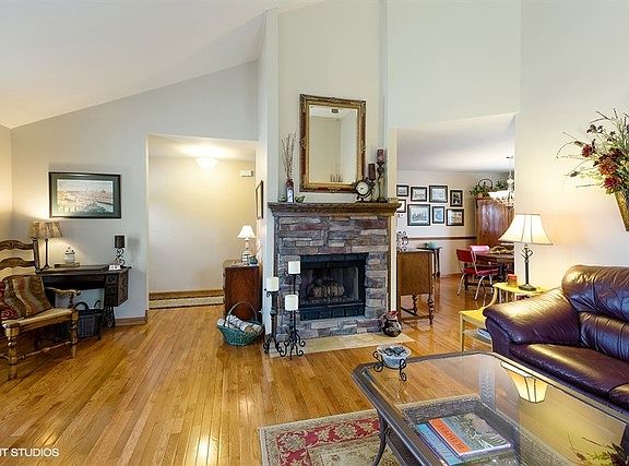 3rd image of 557 Saratoga Dr