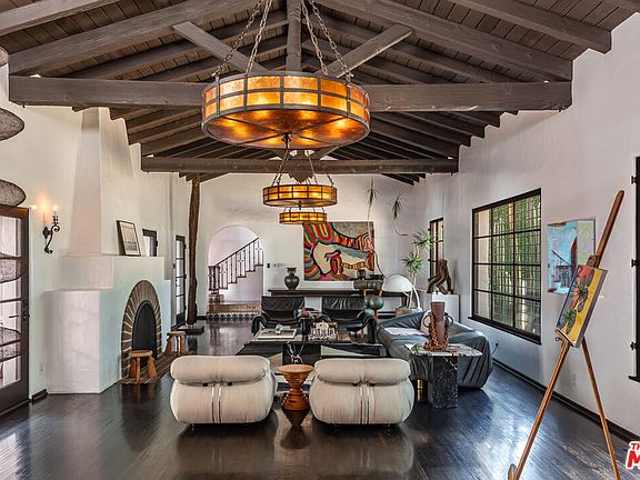 3rd image of 820 N Roxbury Dr