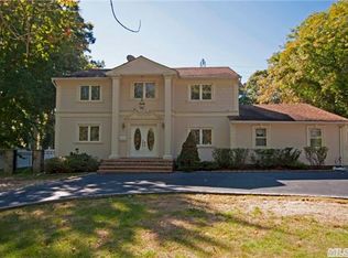 36 McCulloch Dr, Dix Hills, NY