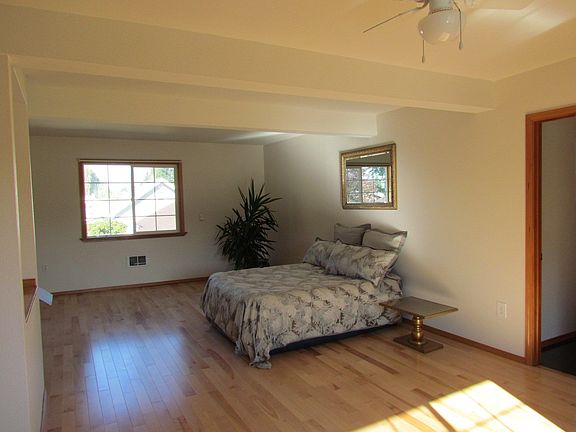 <arge upstairs master suite