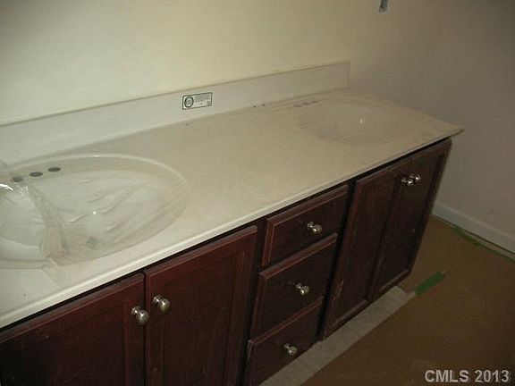 3rd image of 30 Valerie Dr