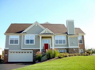 1671 Deer Pointe Dr, South Elgin, IL 60177