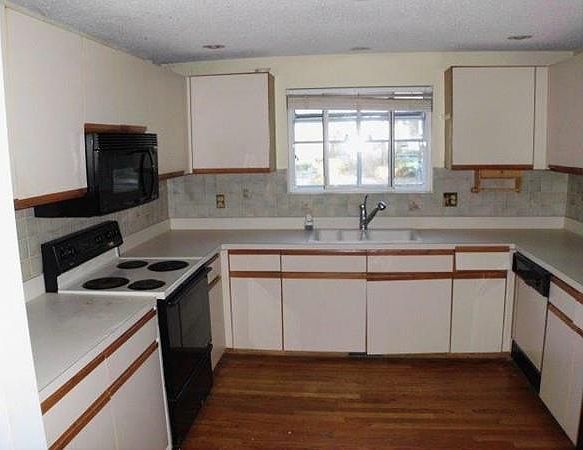 2nd image of 122 Shellback Way #122