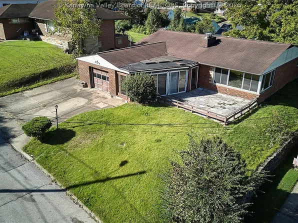 839 Observatory Dr, Saint Albans, WV 25177