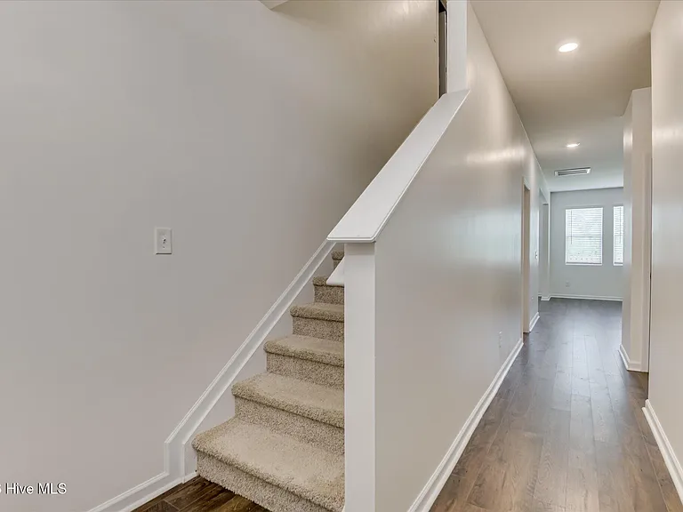 1147 Sims Dr — Photo 7