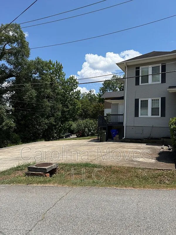 4 bed, 2.5 bath, 2336 sqft, $2,495 — Photo 3