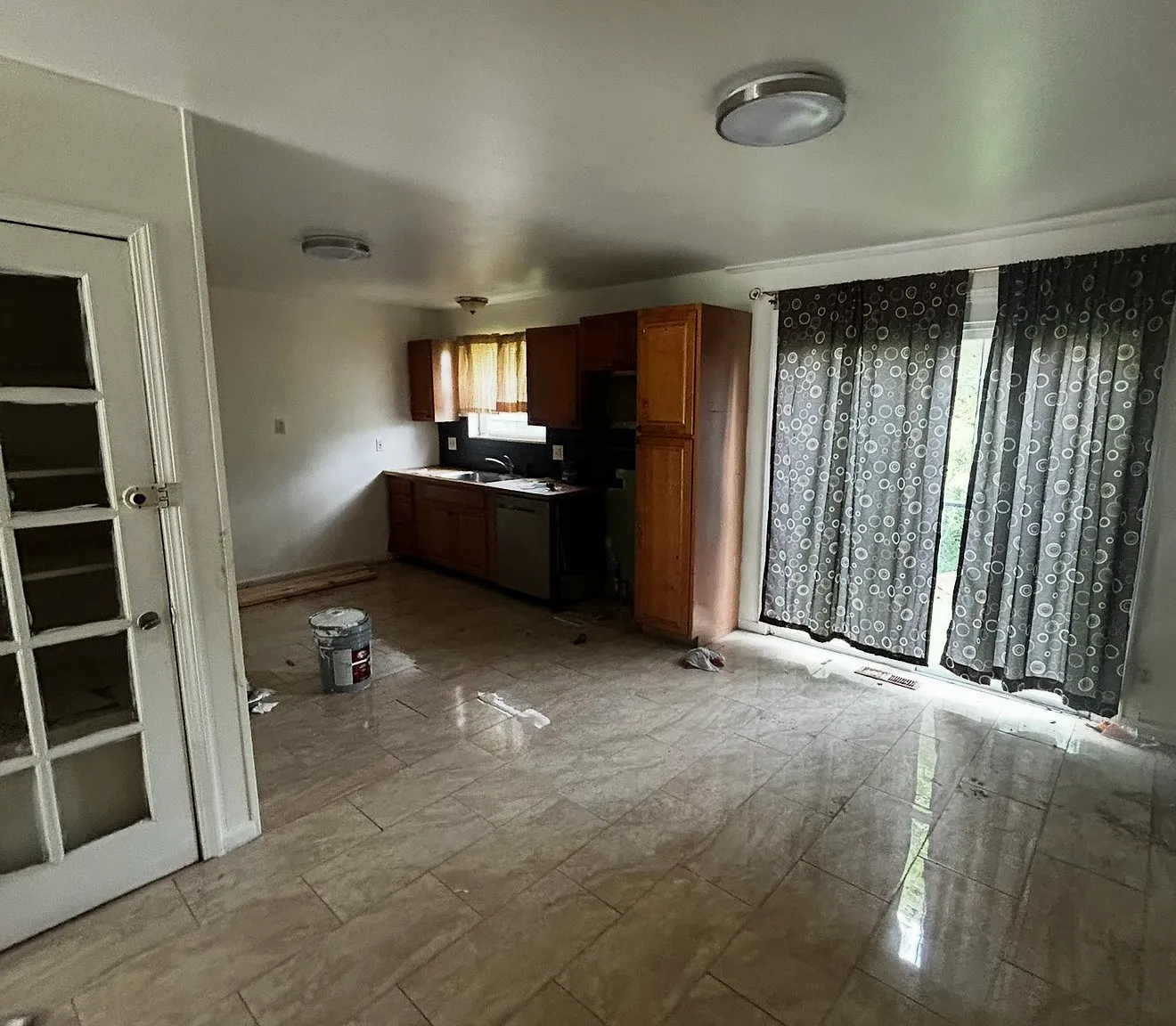 3 bed, 936 sqft, $925 — Photo 2