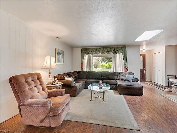 4th image of 570 Parks Dr
