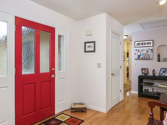2nd image of 753 Oak Crest Cir