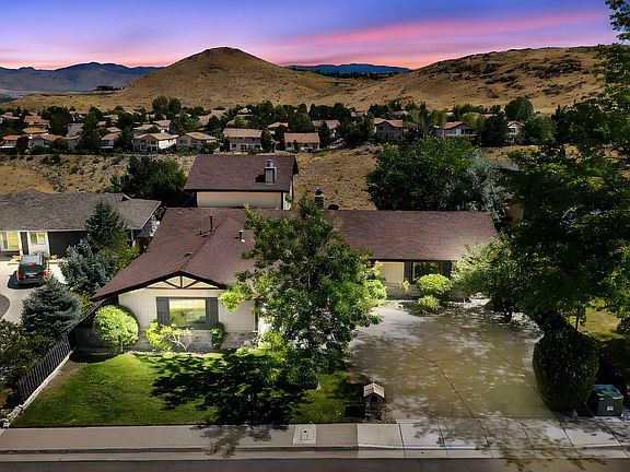 3rd image of 3850 Piccadilly Dr