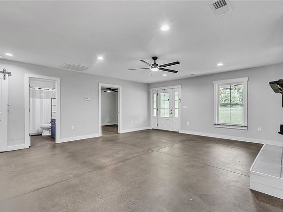 5th image of 111 Stevenson Dr