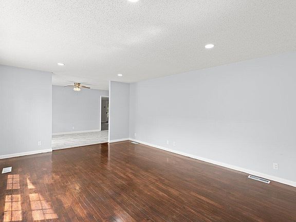 3rd image of 100 Sycamore Dr