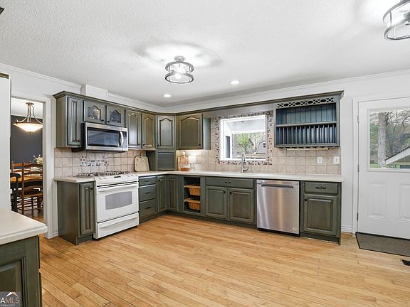 3rd image of 119 Rollingwood Cir