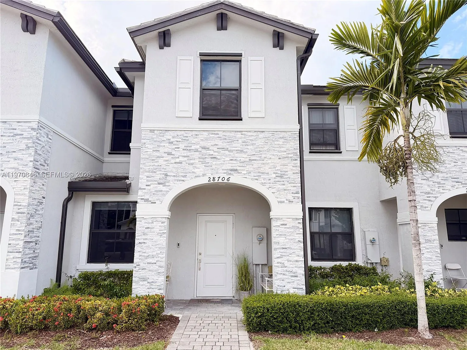 3 bed, 2.5 bath, 1393 sqft, $2,300 — Photo 1