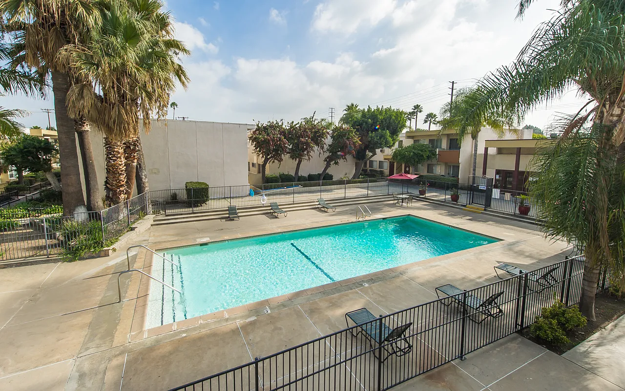 Las Palmas Apartment Homes — Photo 4