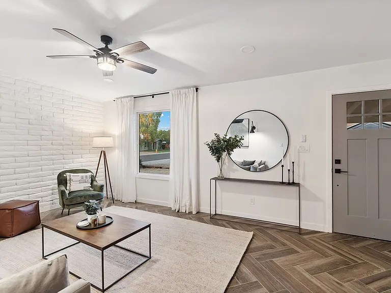 1249 E Bishop Dr — Photo 4