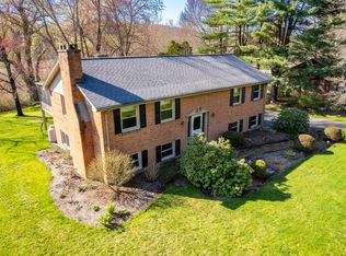 4 Meadowview Ln, Bloomfield, CT 06002