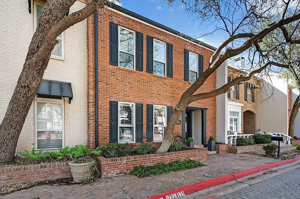 3 bed, 2.5 bath, 2346 sqft, $3,400 — Photo 1