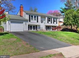 1502 Hiddenbrook Dr, Herndon, VA 20170