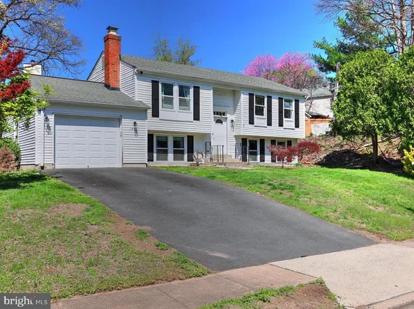 1502 Hiddenbrook Dr, Herndon, VA 20170