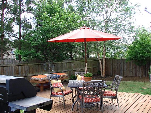 Beautiful deck & fenced yard