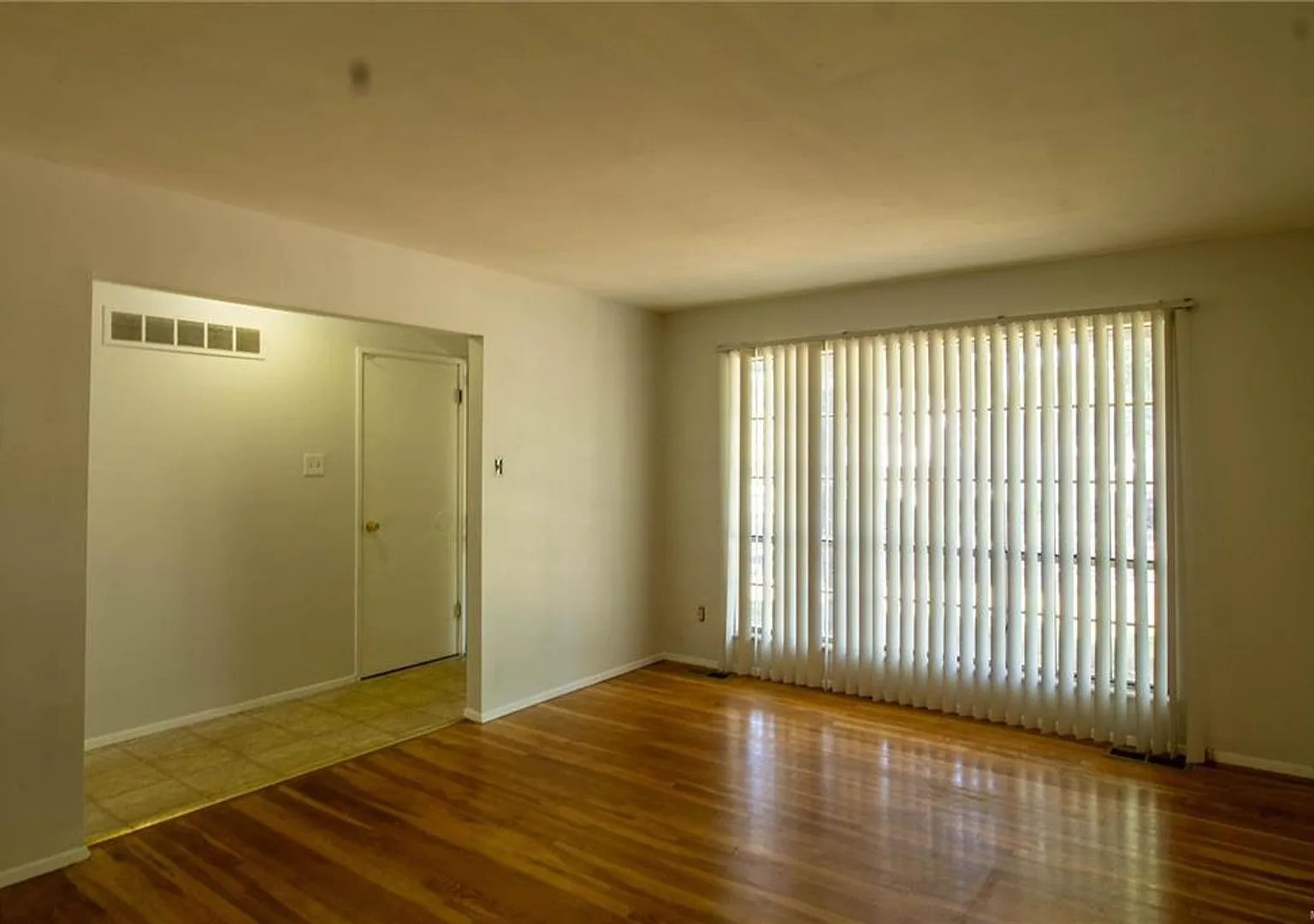 Spacious 3 bedroom 1.5 bath ranch — Photo 2