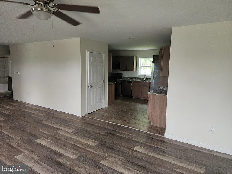 235 Hickory Dr — Photo 3