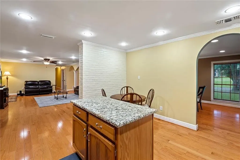 3 bed, 2093 sqft, $2,400 — Photo 4